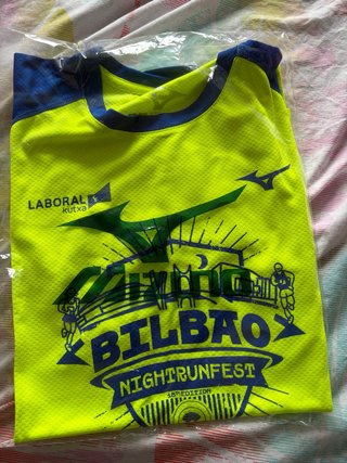 Camiseta Mizuno Bilbao Night Run Fest y petate
