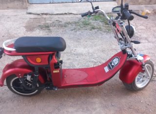Moto Eléctrica Roja Tipo Scooter
