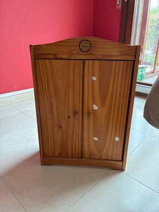 Armario de Muñecas de Madera