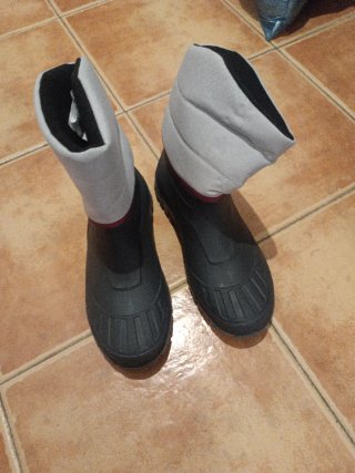 Botas de agua negras y grises