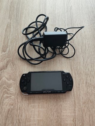 Consola Sony PSP Negra 2004 + Cargador + memoria