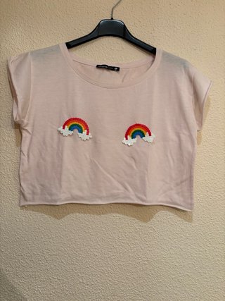 Crop top rosa con parches de arcoíris