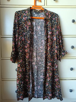 Sobrecamisa floral negra Stradivarius talla M