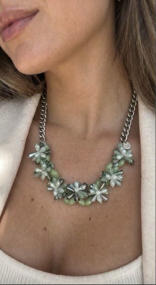 Collar de flores y piedras verdes
