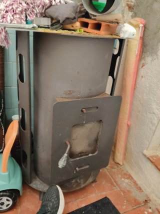 Estufa de leña metálica