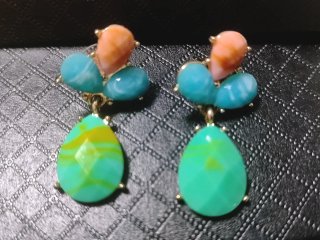 Pendientes con piedras de colores