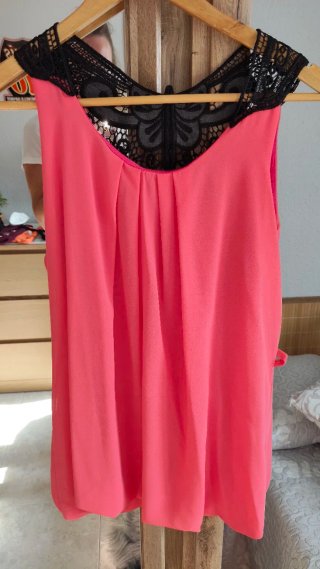 Blusa coral con Detalles de Encaje Negro
