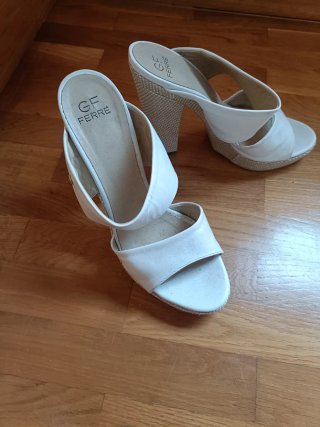 Sandalias de tacón GF Ferré blancas