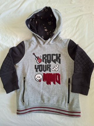 Sudadera Gris con Capucha y Mangas Acolchadas