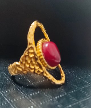 Anillo Dorado con Piedra Roja