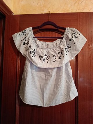 Blusa con hombros descubiertos y bordados