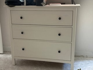 Cómoda Blanca de Tres Cajones