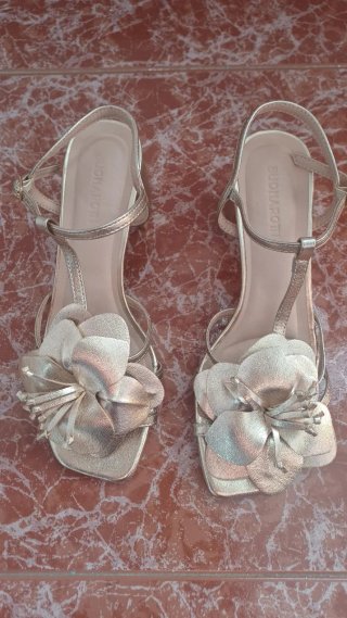 Sandalias Doradas Buonarroti con Flor
