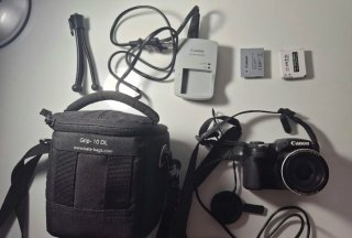 Fotocamera Canon con accessori