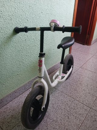 Bicicleta de equilibrio infantil blanca