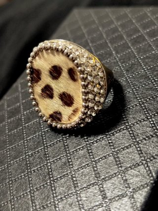 Anillo con estampado animal y brillantes
