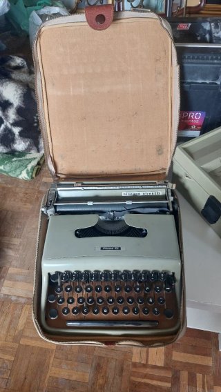 Máquina de escribir Hispano Olivetti Pluma 22