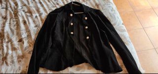 Blazer Negra con Botones Decorativos