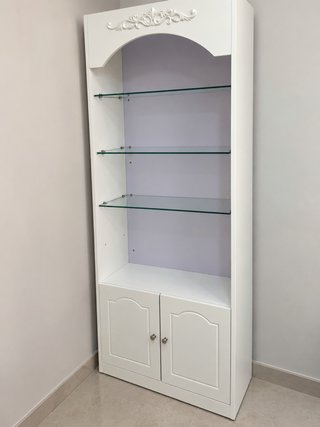 Vitrina Expositora Blanca con Estantes de Cristal