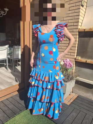 Traje de flamenca azul con lunares.