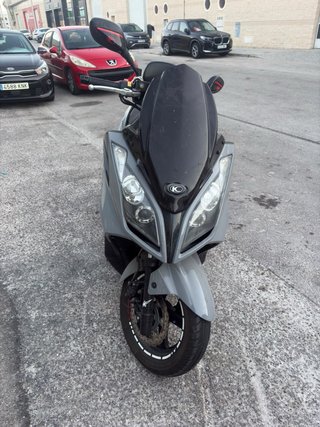 Maxi Scooter Kymco Gris y Negra