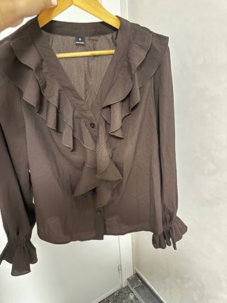 Blusa Marrón con Volantes