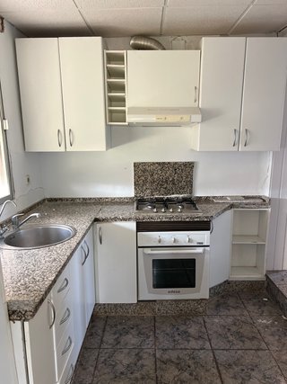 Cocina Completa con Encimera de Piedra