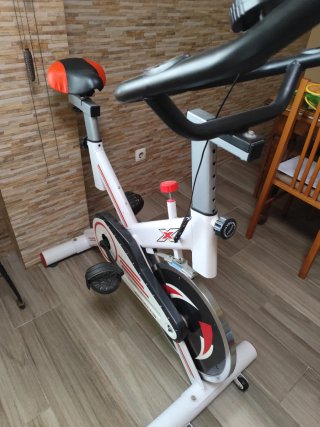 Bicicleta Estática Blanca y Negra