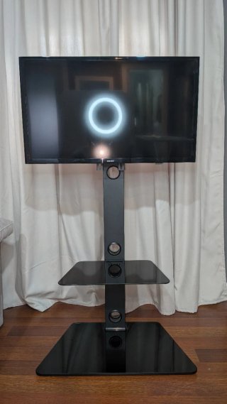 Soporte de pie para TV con baldas de cristal + Tv