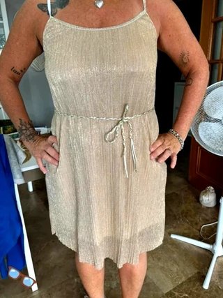 Vestido midi metalizado con cinturón