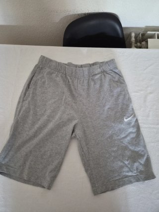 Pantalón corto deportivo Nike gris