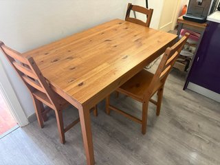 Mesa de comedor con 3 sillas de madera