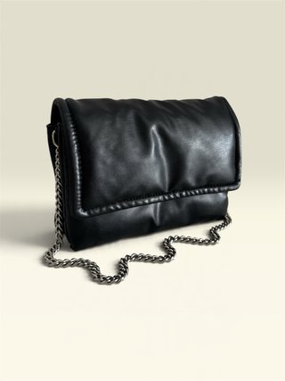 Bolso Negro Efecto Cuero con Cadena