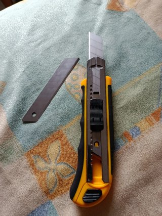 Cúter con Cuchilla de Repuesto