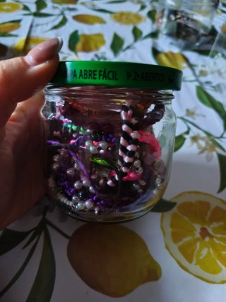 Tarro con pulseras y collares