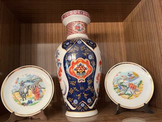 Jarrón y 2 Platos Decorativos Orientales
