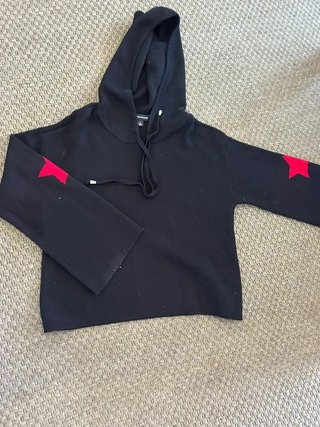 Sudadera negra con capucha y estrellas rojas...
