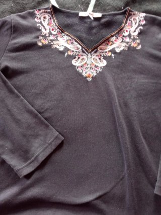 Sudadera Negra con Bordados