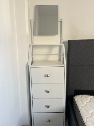 Comoda con cassettiera e specchio bianco