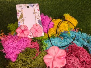 Conjunto de Pendientes y Colgante de Flores