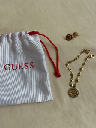 Conjunto Guess: Pulsera y Pendientes