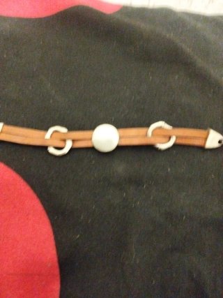 Pulsera de cuero con detalle central