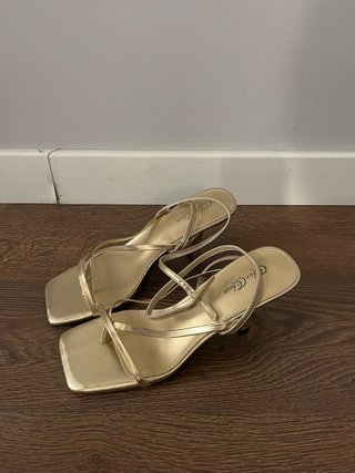 Sandalias de tacón doradas