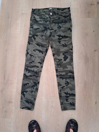 Pantalón Stradivarius Camuflaje Talla M