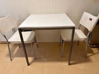 Mesa de cocina IKEA con 2 sillas