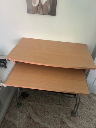 Escritorio de ordenador compacto