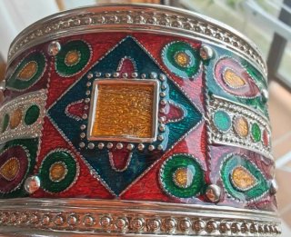 Brazalete Multicolor con Detalles en Relieve