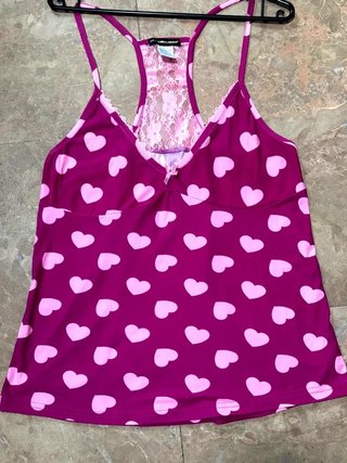 Camisola morada con estampado de corazones...