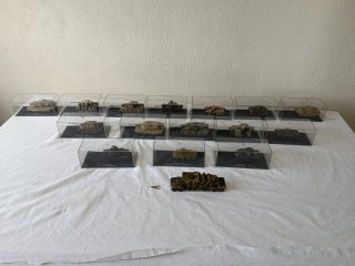 Collezione di 15 Carri Armati in Miniatura
