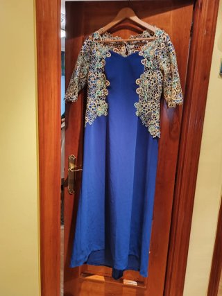 Vestido de fiesta azul con encaje